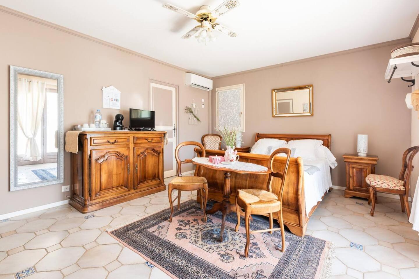 Chambre Et Table D'Hotes Villa Pomponette Nans-les-Pins Exteriör bild